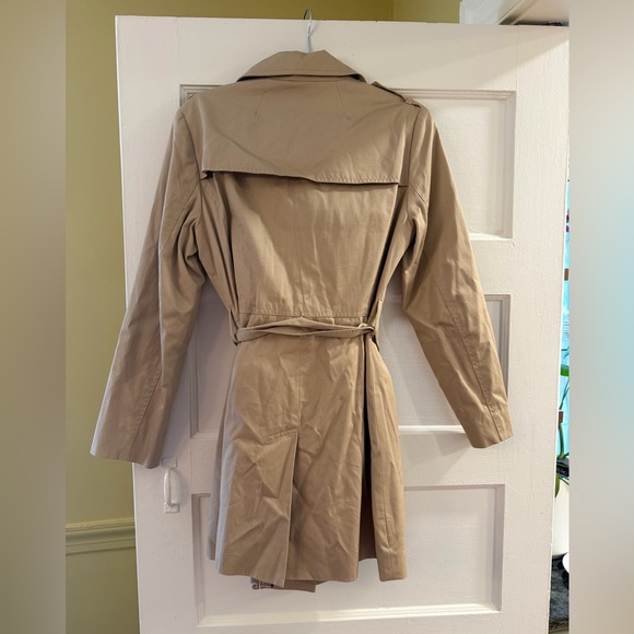 Banana Republic Beige Women's Trench Coat - Classic Single-Breasted Jacket - Picture 6 of 15